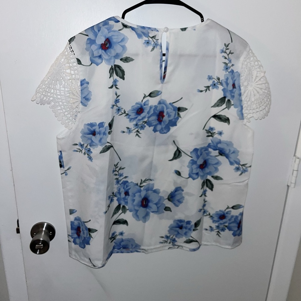 Cute floral blouse. XL (runs like a large) no stretch
